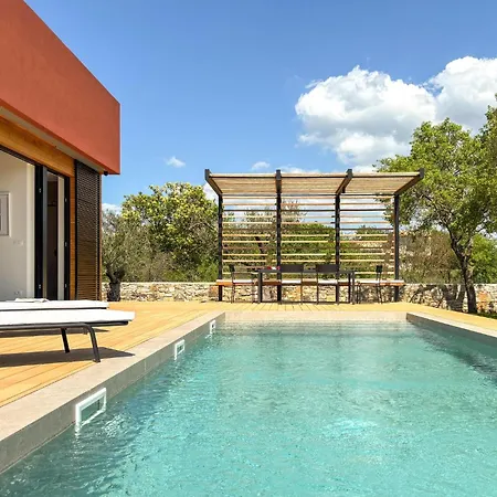 House Akai * Bale