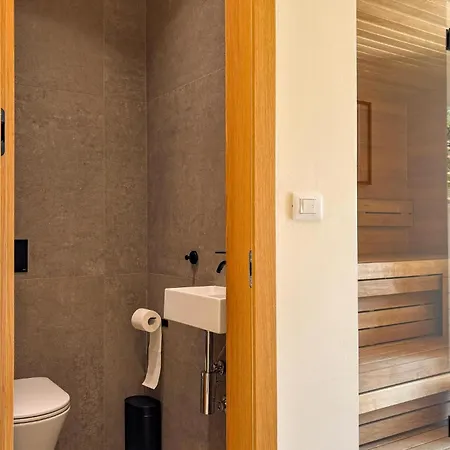 House Akai * Bale